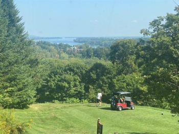 Vue du Chateau Montebello et R